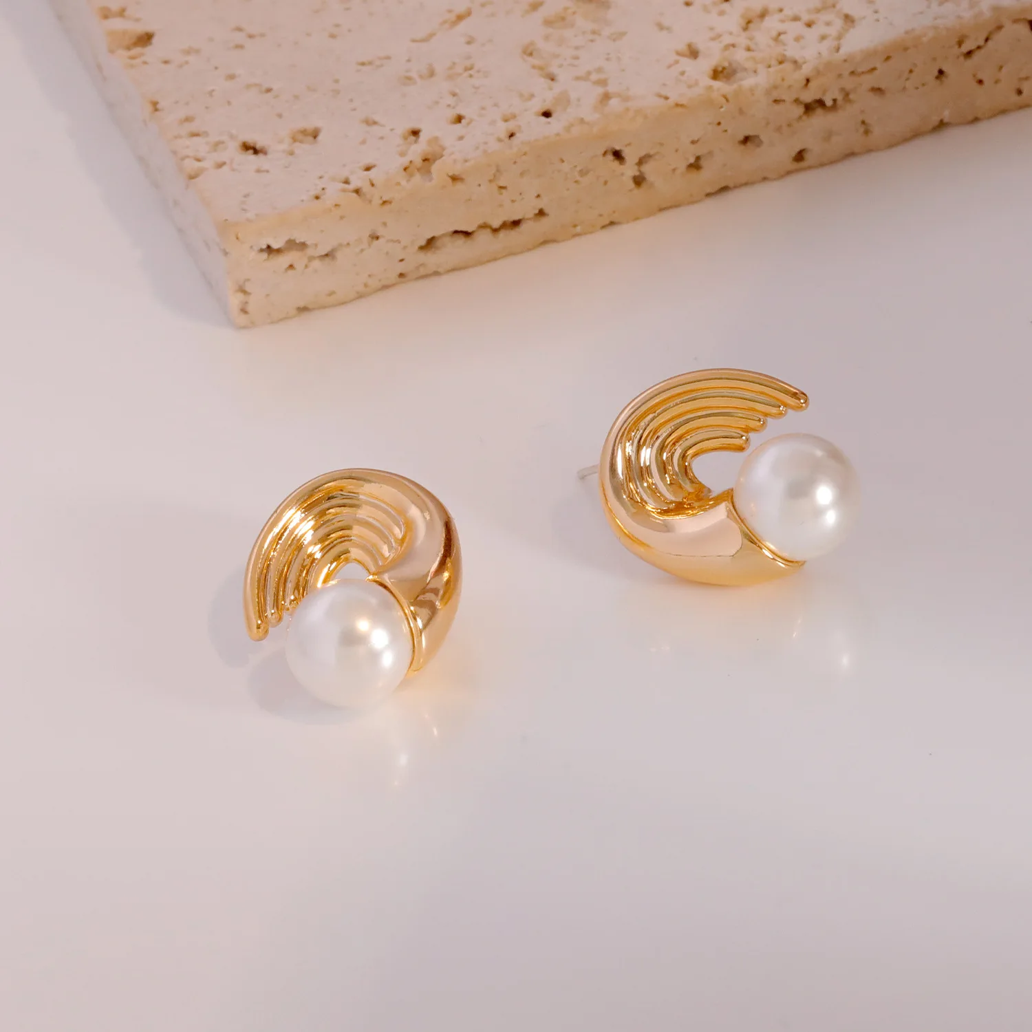 Unique pearl stud earrings, femininity, advanced design sense, individuality, light luxury, niche earrings.