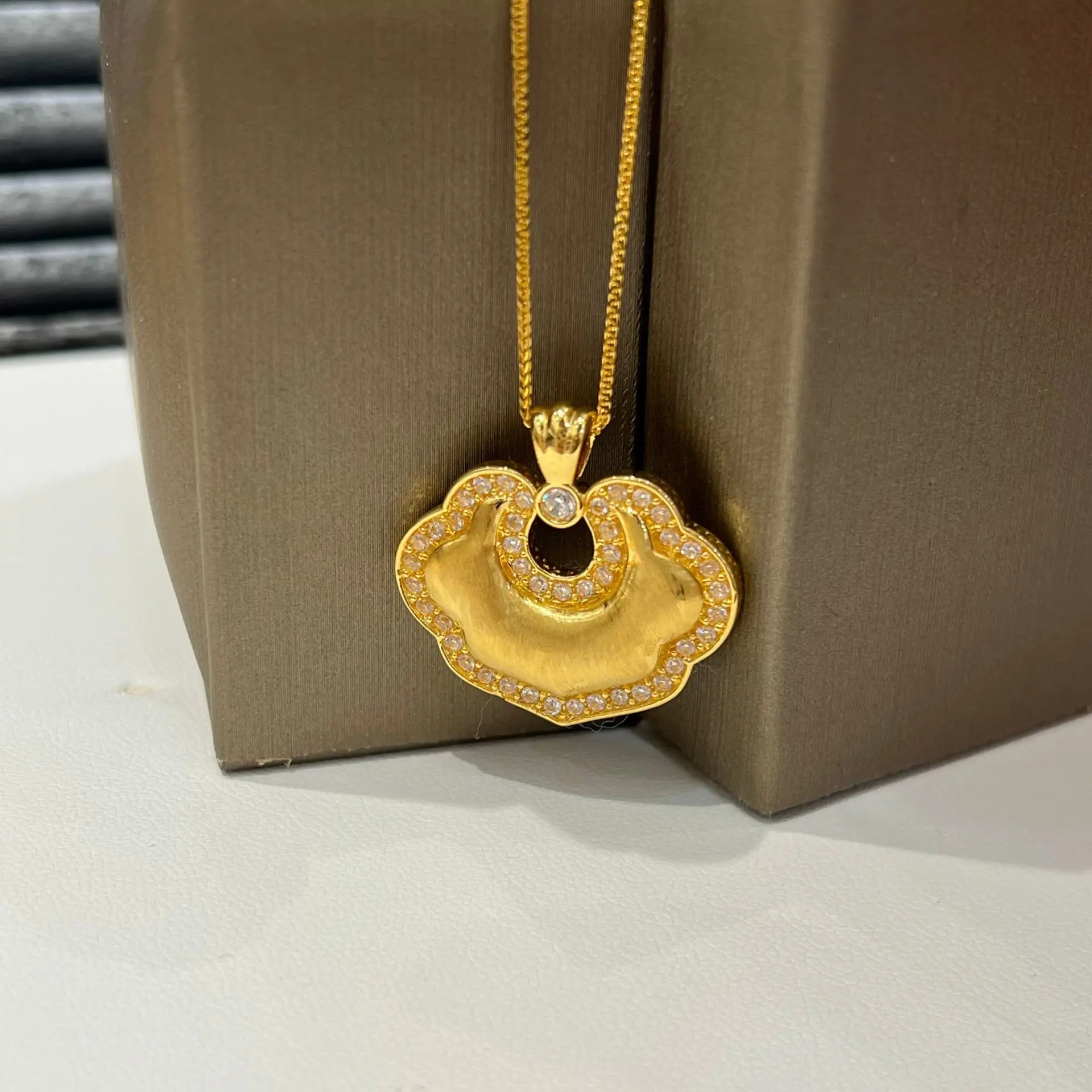 

Real 18K Gold Pendant for Woman Luxury AU750 Ruyi Lock Pendant Necklace Fine Jewelry High-quality Banquet Gift