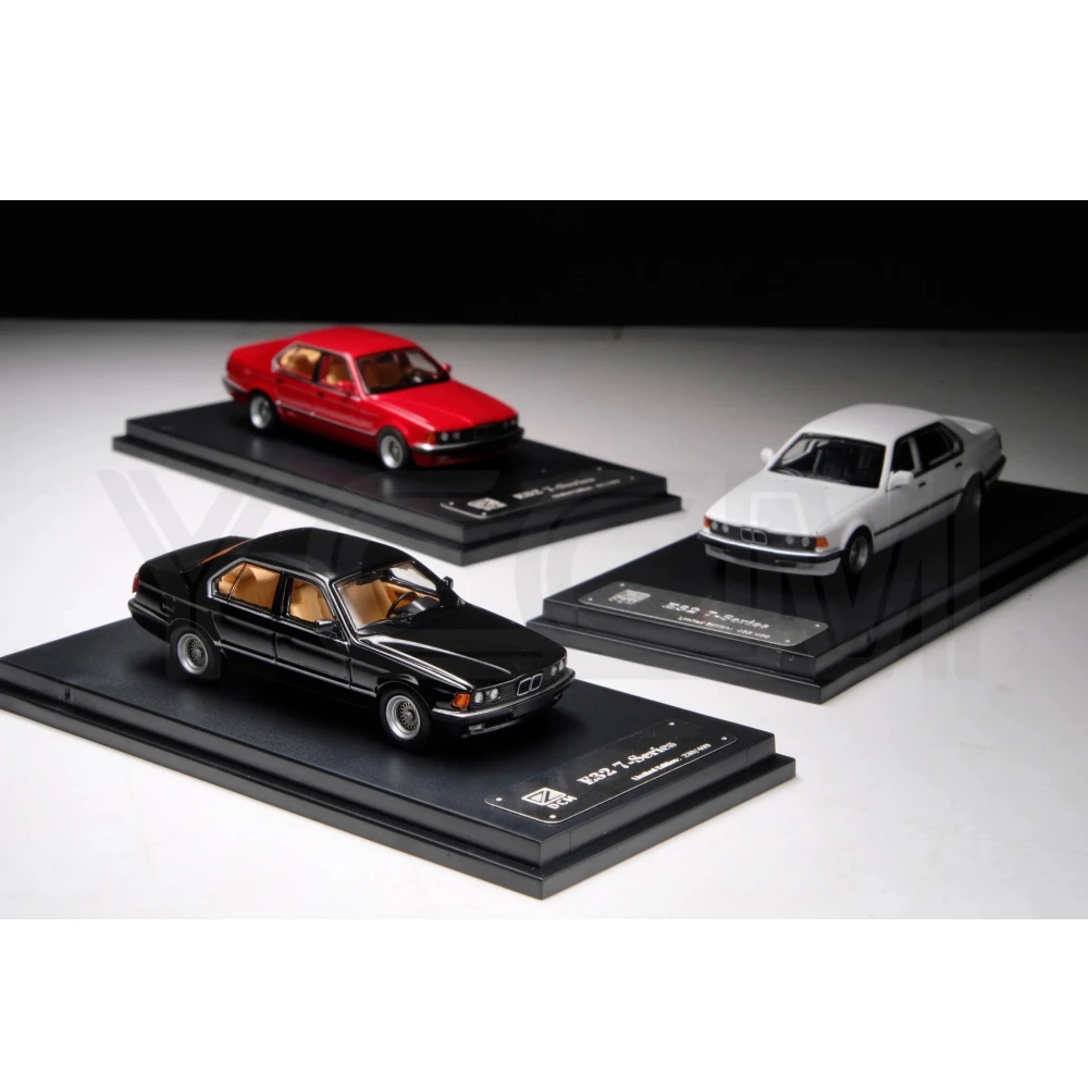 

DCM 1:64 E32 7-Series Diecast Model Car