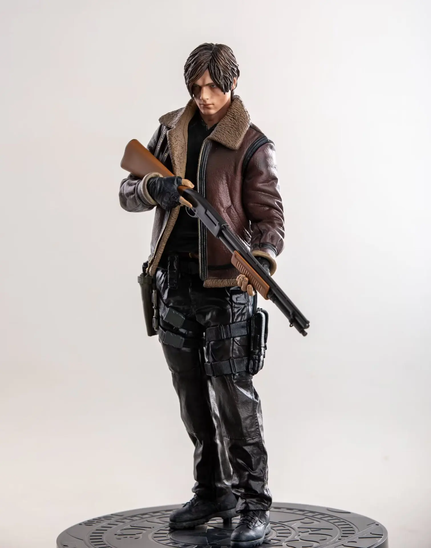 Wysokiej jakości gra Biohazard EVIL postać Leon Scott Kennedy zabawki figurki akcji 33cm