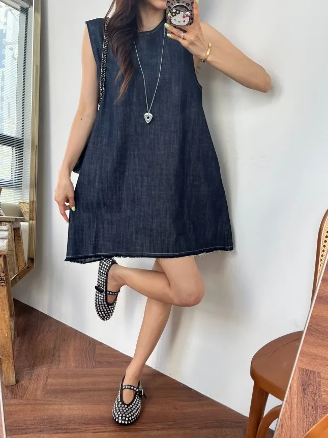 Vestido casual de ganga com decote redondo, tamanho pequ, design solto e e, saia em linha A.