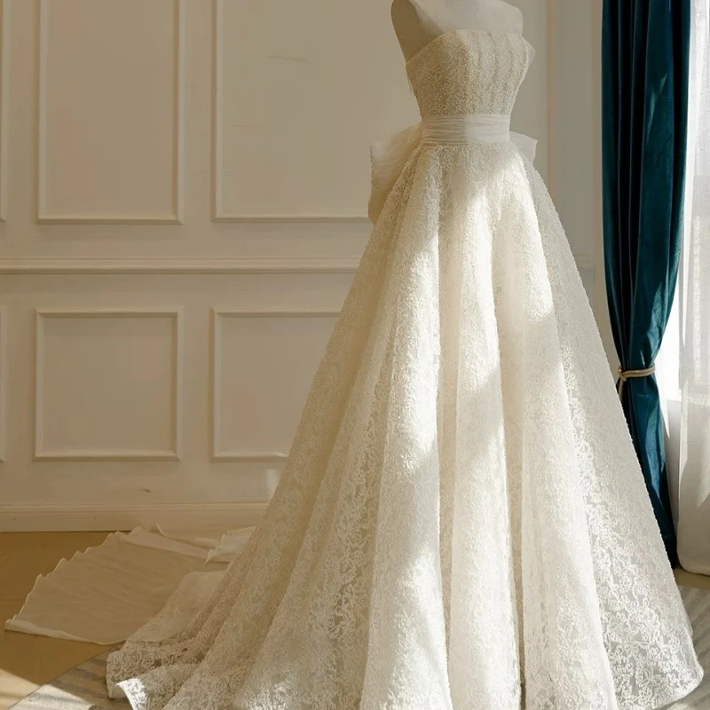 تخصيص الساتان الأبيض الكرة بثوب فساتين الزفاف الملكي الدانتيل ذيل طويل القوس الكبير صنع رداء دي
