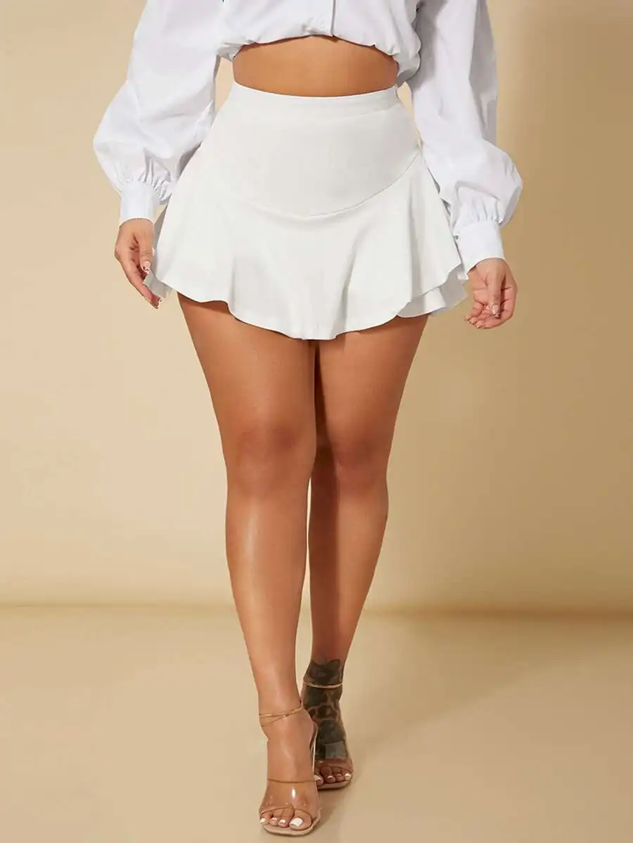 

Белые шорты-юбка с высокой талией и рюшами по низу для летнего повседневного образа