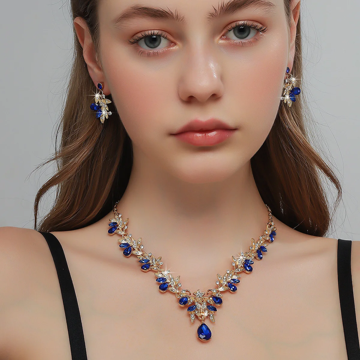 

Retro elegant flower rhinestone necklace and earrings set - trendy and versatile for any occasion. Wife's Gift