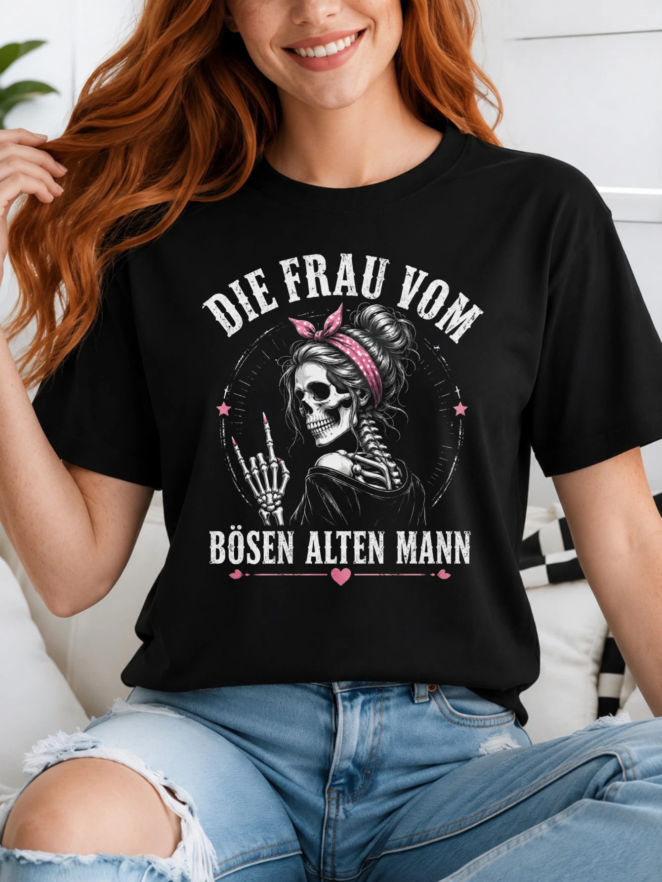 T-shirt unisexe avec motif de femme squelette Bose Alte Frau, signes de paix rouges, oiseaux et lettrage vintage audacieux