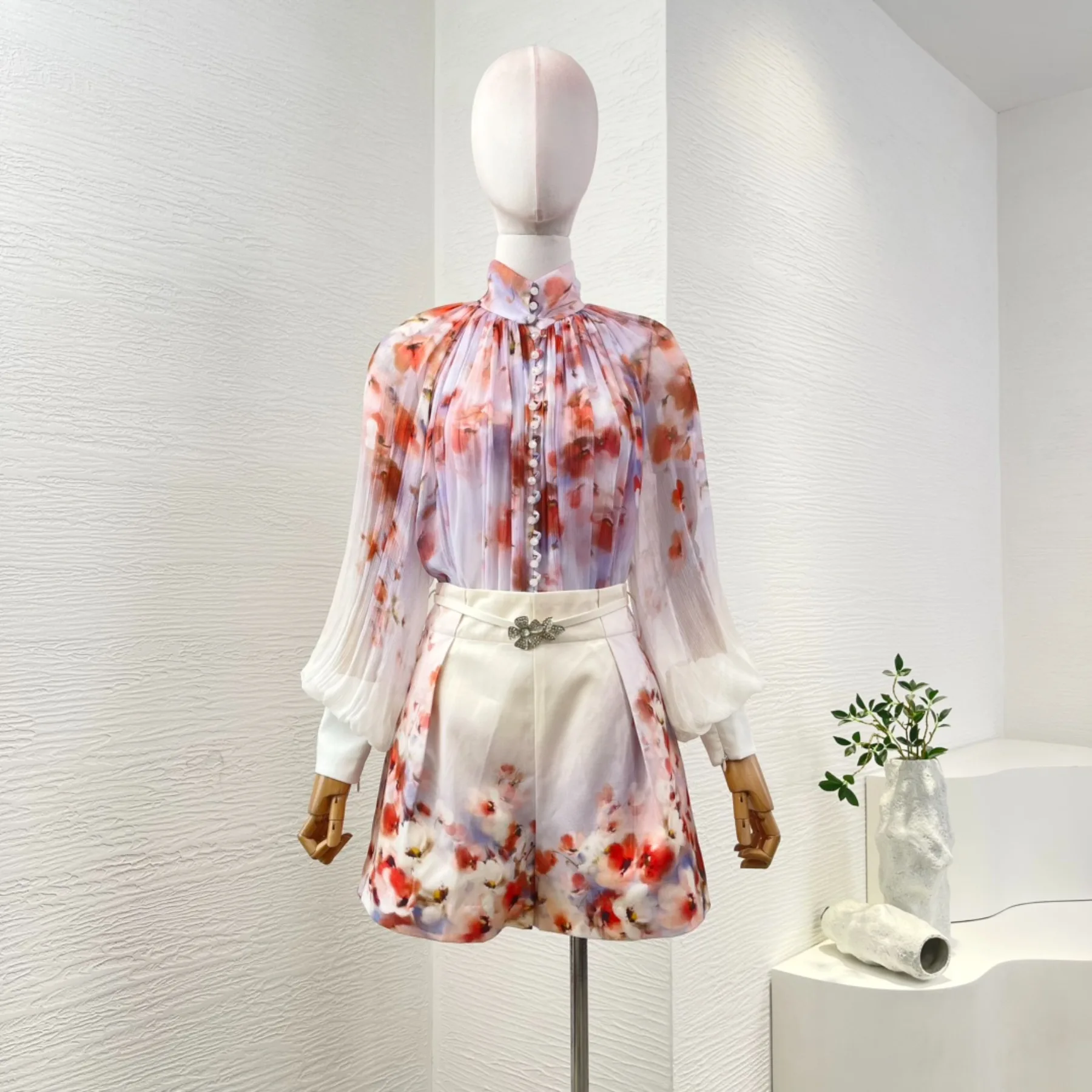

Red Floral Print Long Sleeve Stand Collar Blouse and Shorts Set