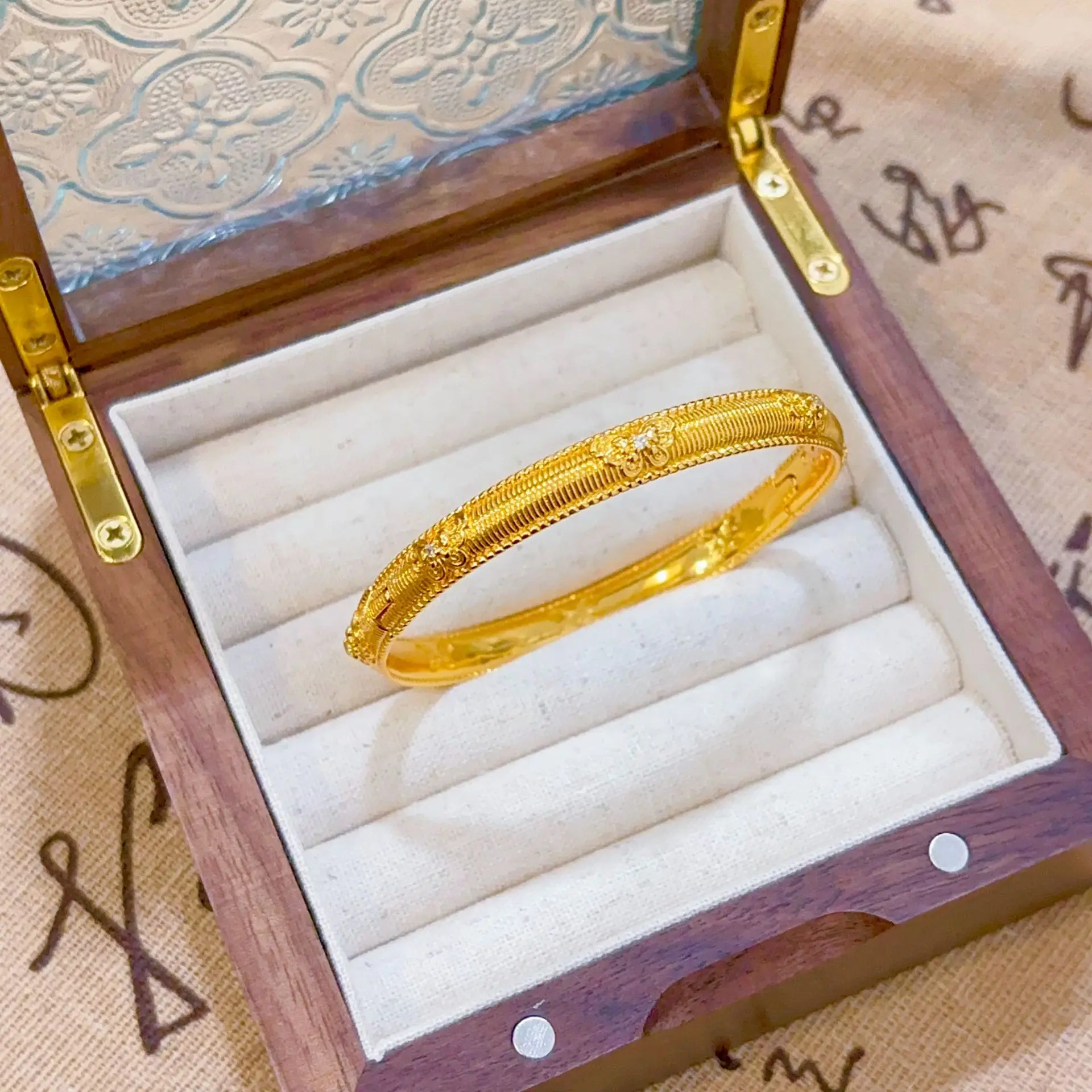 

Glistening Flutter Grace! 24K AU999 Gold Enamel Butterfly Bracelet - Colorful Wing Details, Secure Clasp with Feminine Flair