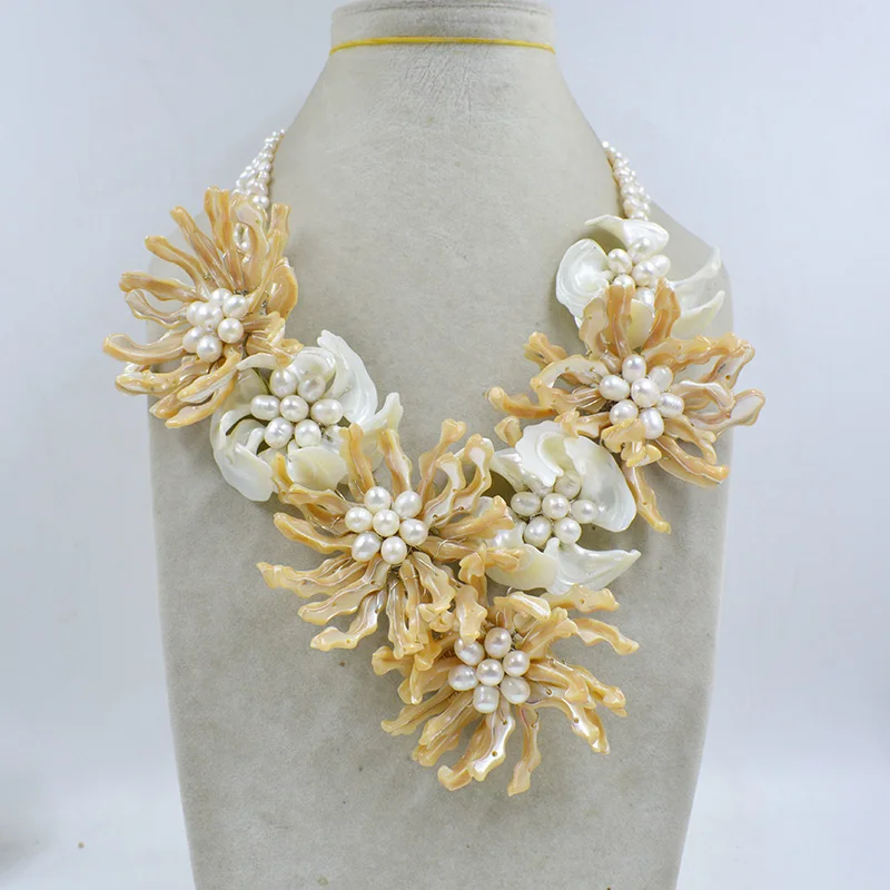 

classic!!! Shell /pearl Bride Wedding. Flower necklace 20"