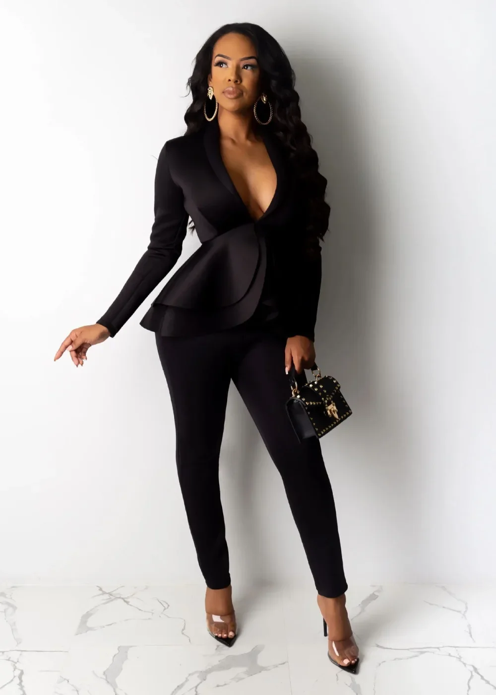 Herbstliches Damen-Outfit, bestehend aus zwei Teilen: ein einfarbiges Oberteil mit V-Ausschnitt und langen Ärmeln, ein Blazer mit Peplum-Saum und eine Bleistiftrockhose – ein elegantes, formelles Business-Outfit für den Büroalltag, erhältlich in großen Größen. – Detail 19