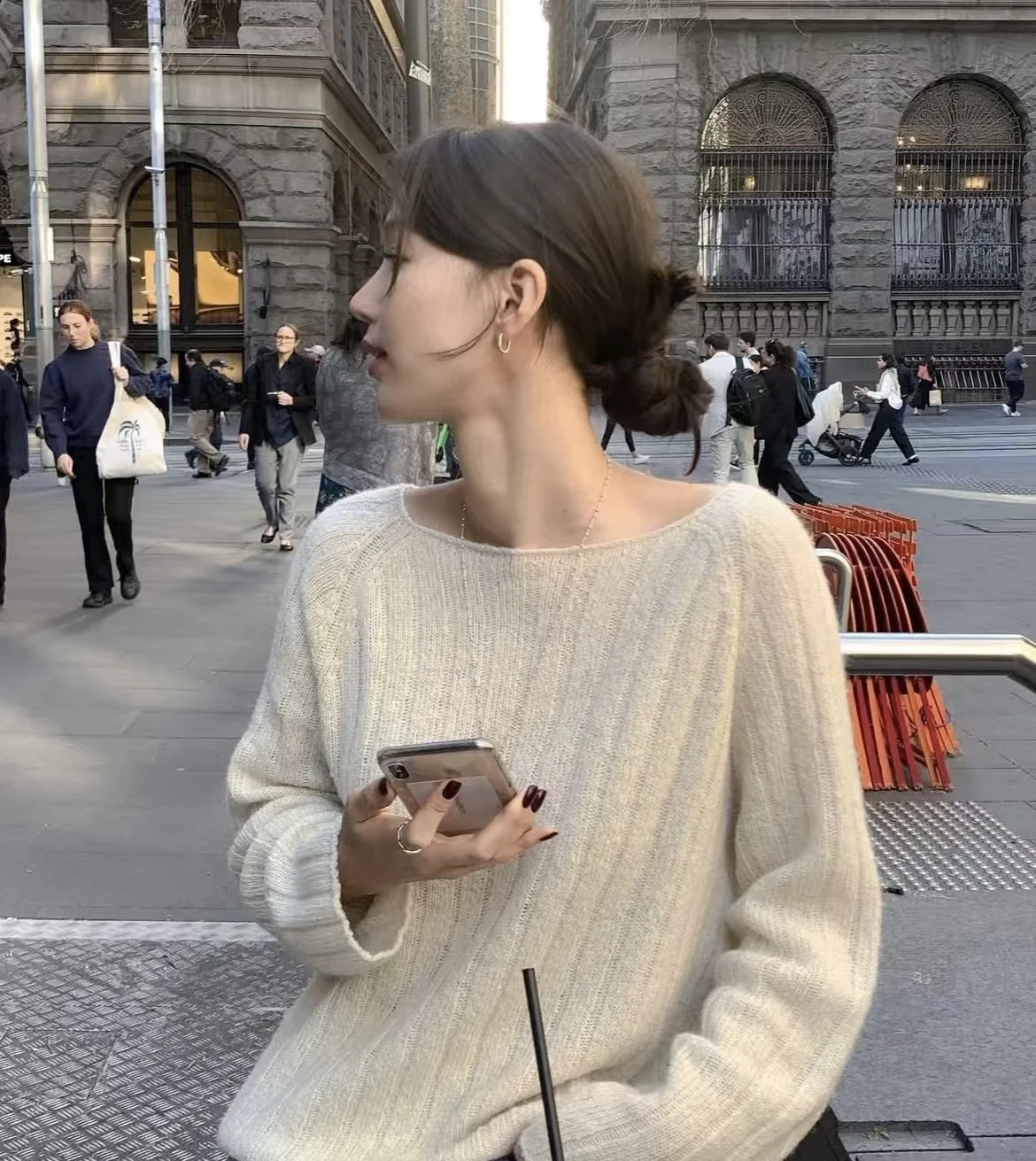 

2025 Зимний женский свитер из 100% чистого кашемира с одним вырезом и открытыми плечами, осенне-зимний свитер европейского бренда