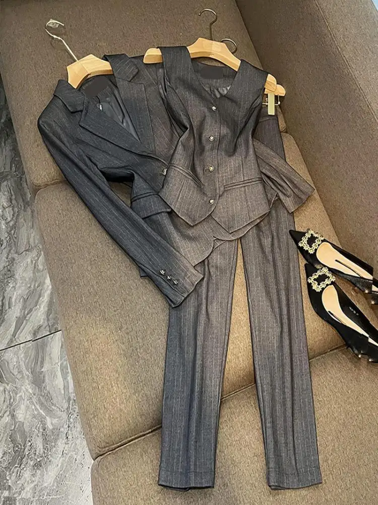 

Серый женский костюм-тройка: жилет, брюки и пиджак. Элегантный комплект из смесового хлопка в полоску для делового стиля.