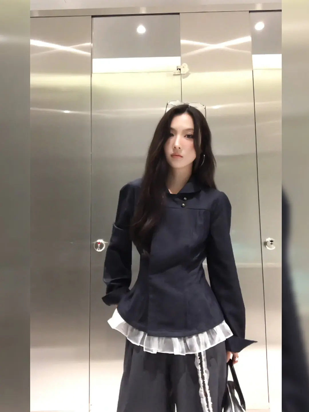 

Женская элегантная джинсовая рубашка с длинным рукавом, укороченная, с эффектом утяжки на талии, модная верхняя одежда для ранней осени, на пуговицах