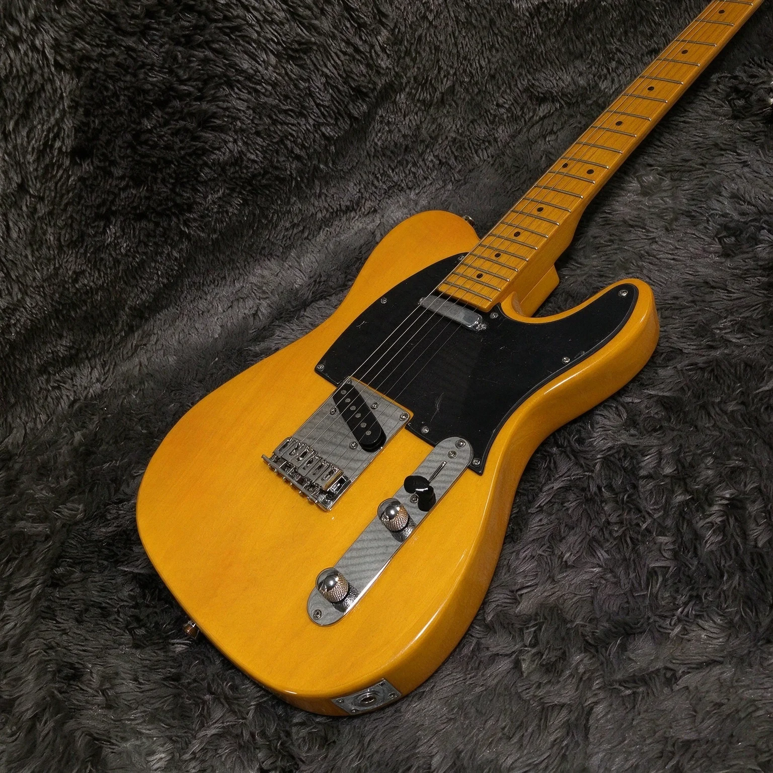 6 String Solid Electric Guitar, Maple Neck, SS Single Coil Pickups, Amber Gloss Finish, Black Pickguard, Chrome Hardware