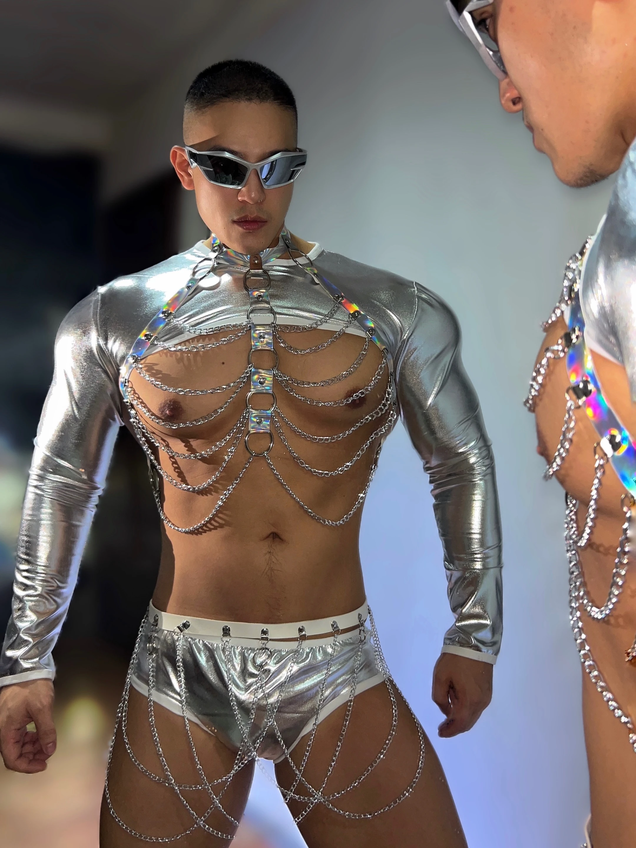 바 나이트클럽 남성 고고 댄서 디스코 폴댄스 의상 실버 레이저 체스트 체인 탑 반바지 4종 세트 섹시 레이브 무대 의상