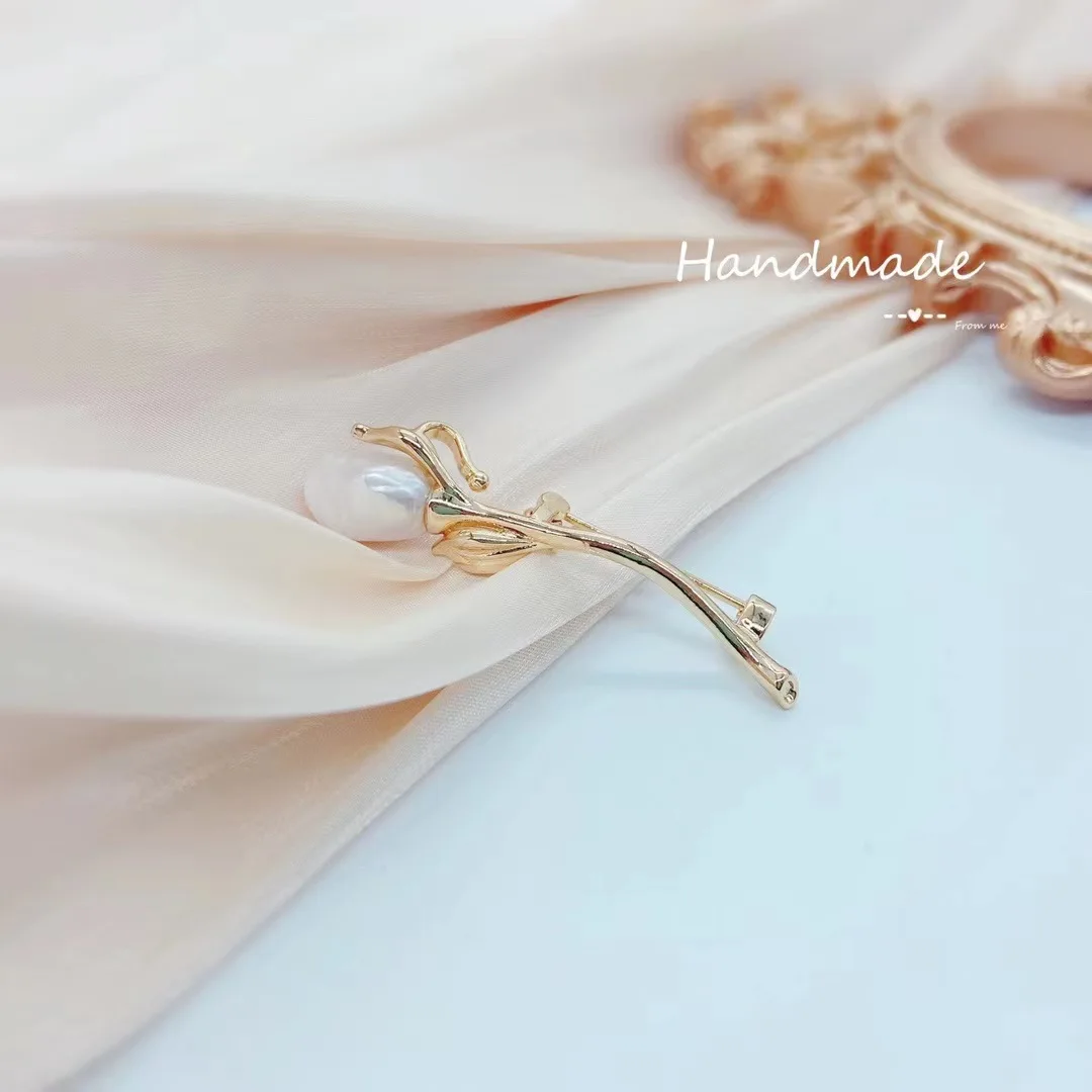Natural freshwater baroque pearl women cold wind light luxury niche corsage design sense Internet celebrity explosion fashion pi