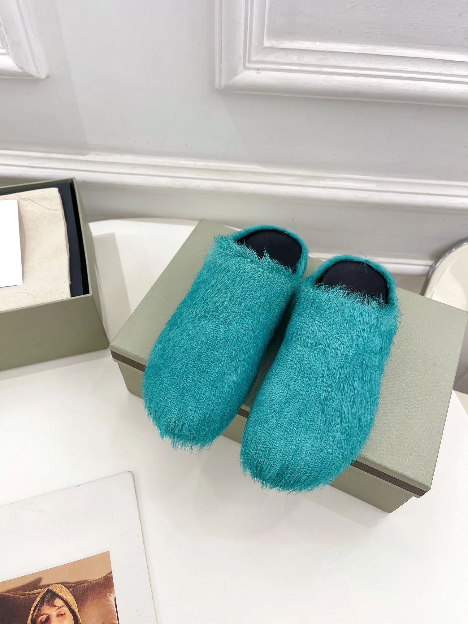 2024 New Pony Hair Couple Slippers, simple design, luxury pony hair texture, cowhide lining, casual and comfortable.