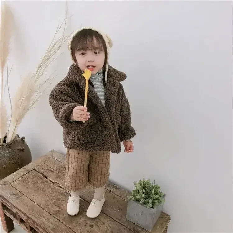 Coat Girls Coat Autumn Winter New 2024 Baby Lamb Plush Top Childrens Clothing Cotton Thickened Sweater Warm 2024 Warm