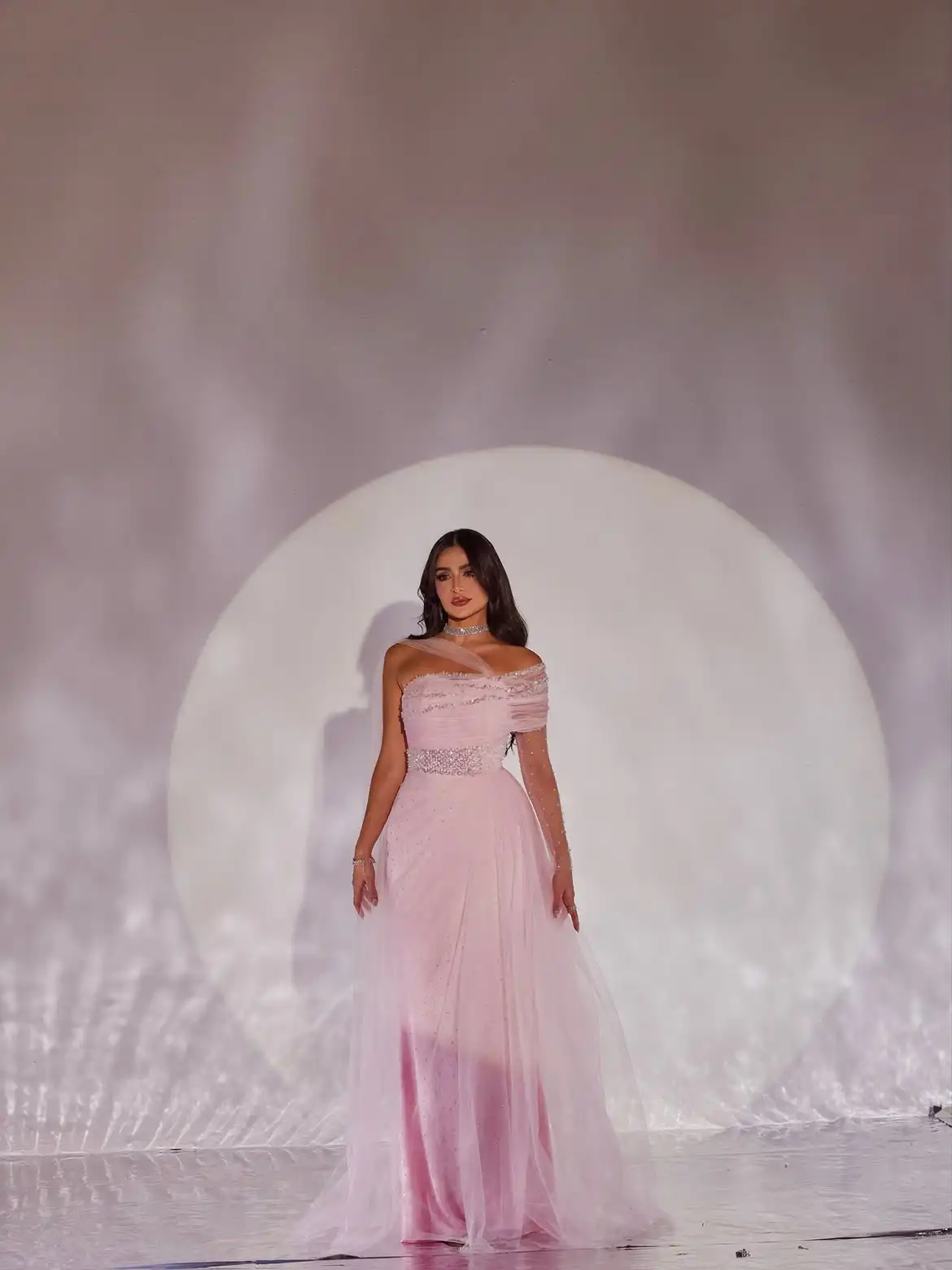 Vestido de Noche de Tul Rosa Pálido, de un Solo Hombro, con Manga Larga Transparente, Cinturón con Cuentas y Diseño Fruncido, para Fiesta Formal o Graduación