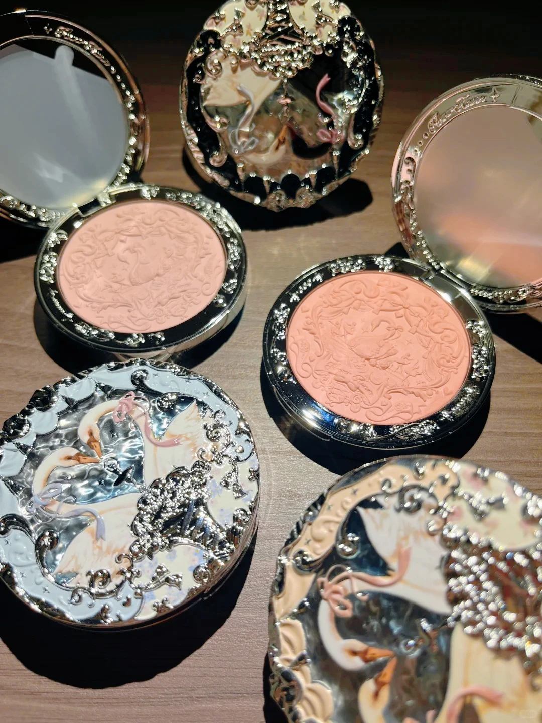 Flowerkaren Swan Ballet Series Tavolozza di fard in rilievo Trucco carino Fard per il viso impermeabile coreano a lunga durata