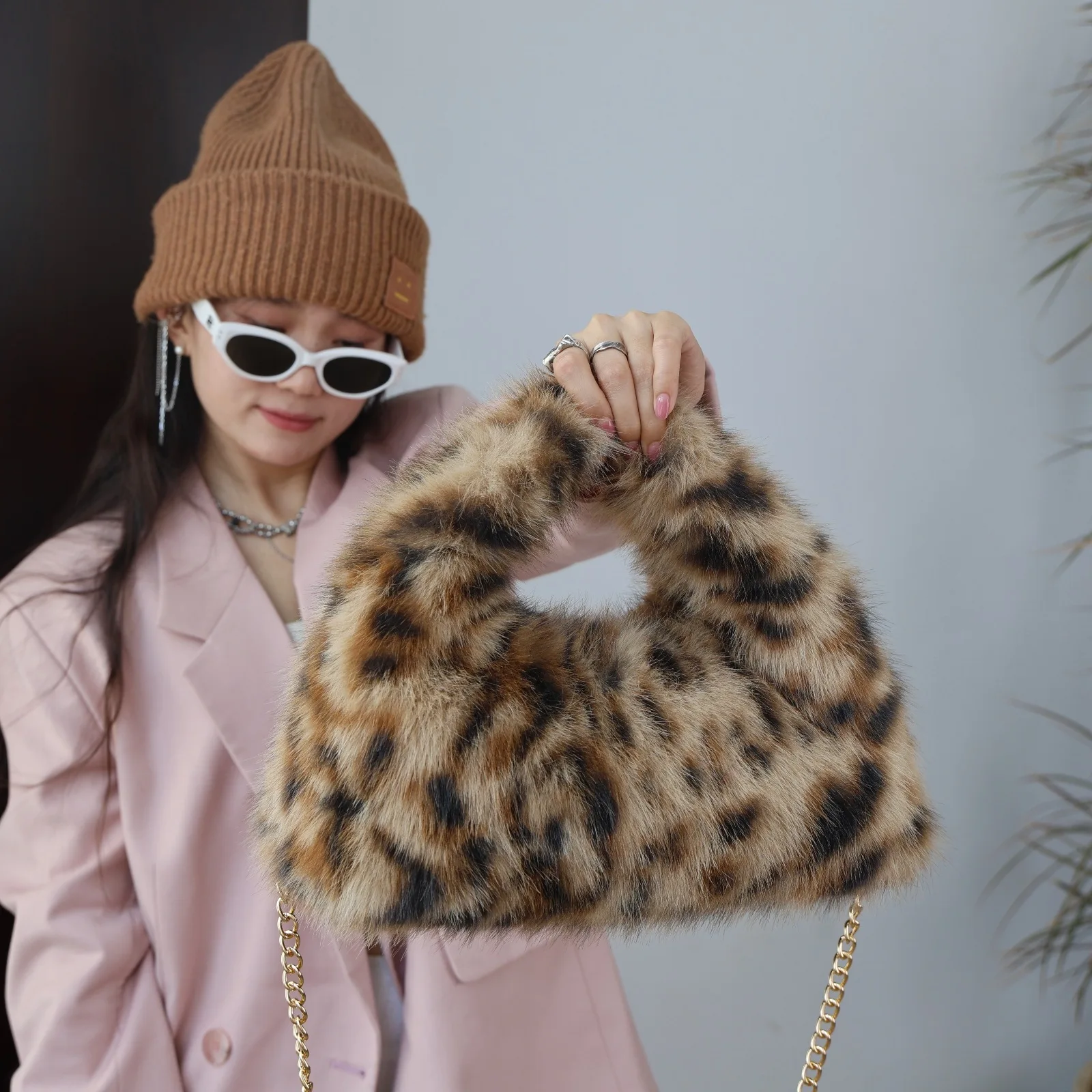 Torebki damskie jesienno-zimowe z imitacji futra lisa, modne pluszowe kopertówki, amerykański elegancki luksusowy design, torebka crossbody na łańcuszku.