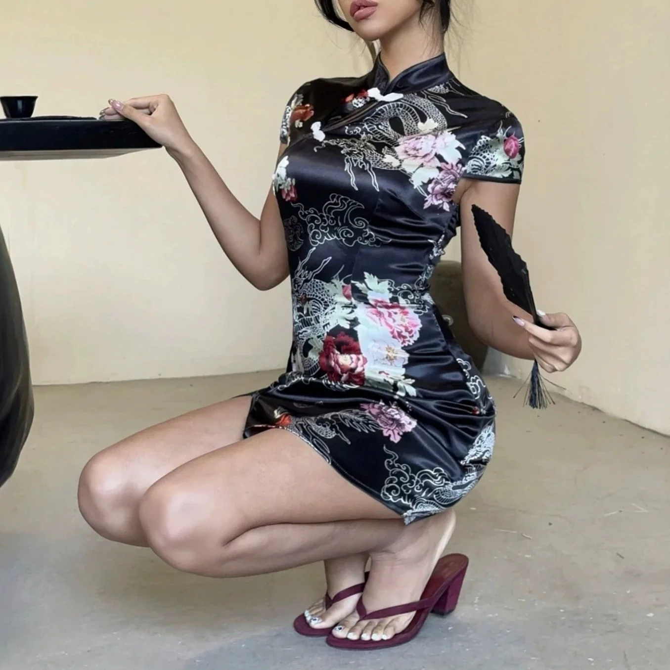 Vintage Drachen-Pfingstrosen-Print Satin Cheongsam Mini Qipao Kleid Kurzarm Bodycon mit Seitenschlitz für Damen Neujahrs-Clubwear – Detail 4