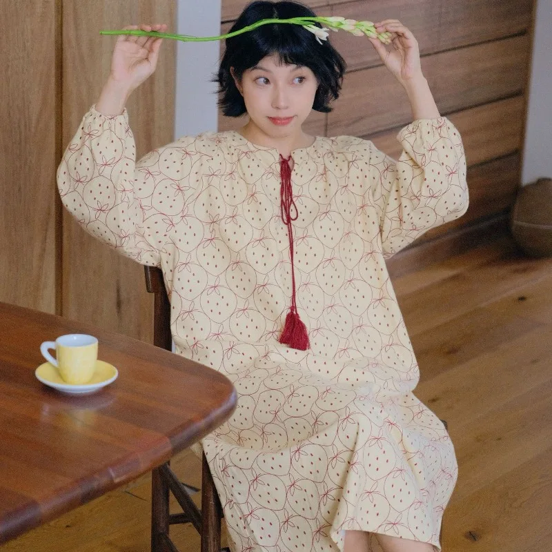 ثوب نوم نسائي من القطن المصقول الدافئ فستان نوم عتيق مطبوع عليه فراولة وأكمام طويلة فستان منزلي فضفاض للخريف ملابس مريحة للاستلقاء #1