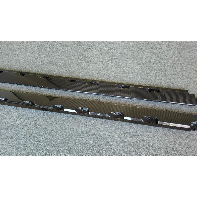 

Модификация автомобиля: боковые юбки и накладки на пороги из сухого карбона, снижающие турбулентность, подходят для Bentley Flying Spur