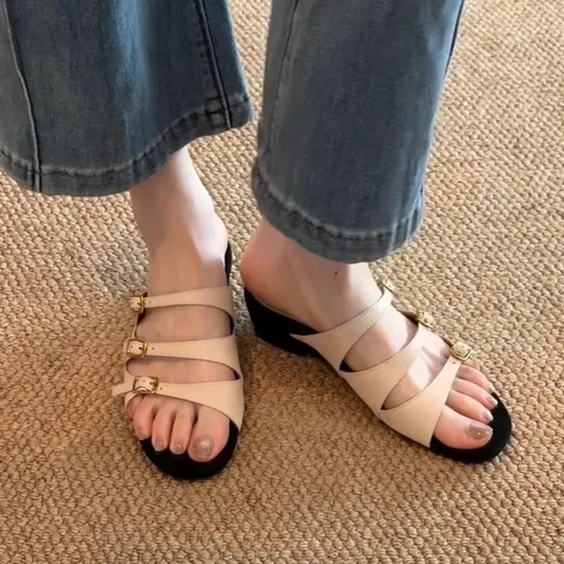 

Новые римские туфли на одном ремешке, женские летние тапочки с круглым носком и открытым носком, металлический ремень с пряжкой на платформе, нескользящие тапочки на каблуке