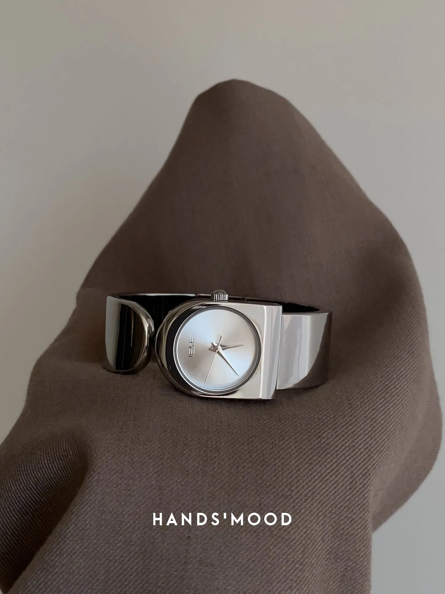 2026 new style simple high-end fashion high-quality silver bracelet watch ins casual luxury women's watch accessories