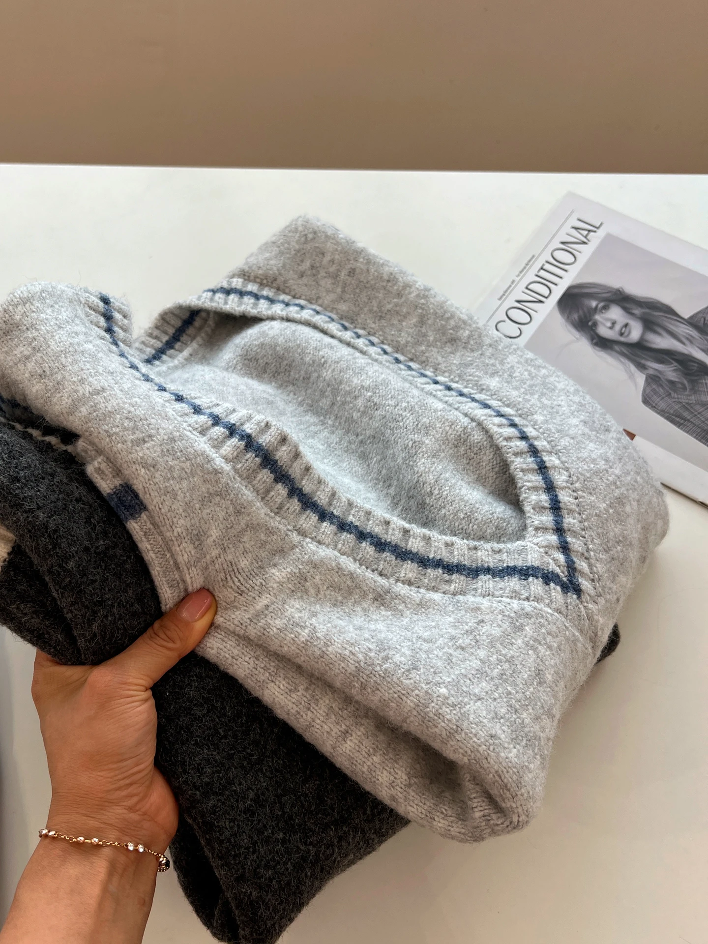 Gilet en tricot rétro à col en V pour femme, ample, décontracté, superposable, pour étudiantes, tricot intérieur, automne-hiver, nouvelle tendance, sensation de chaleur