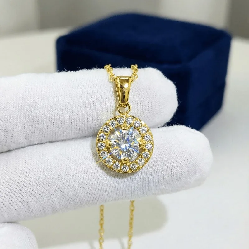 

1 шт. колье с подвеской из муассанита весом 0,5 карата, дизайн очень очарователен. Это отличный подарок для вашего партнера.