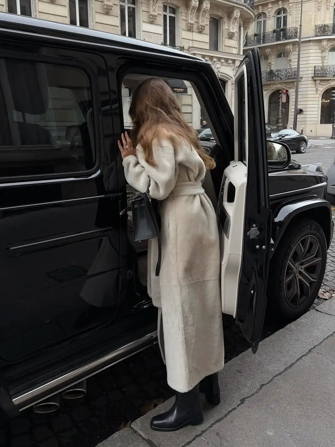 سترة أنيقة أنيقة بأربطة من الفرو الصناعي للسيدات منفوش ورقبة دائرية وأكمام طويلة معاطف دافئة طويلة للنساء معطف شتوي يومي عالي الشارع #5