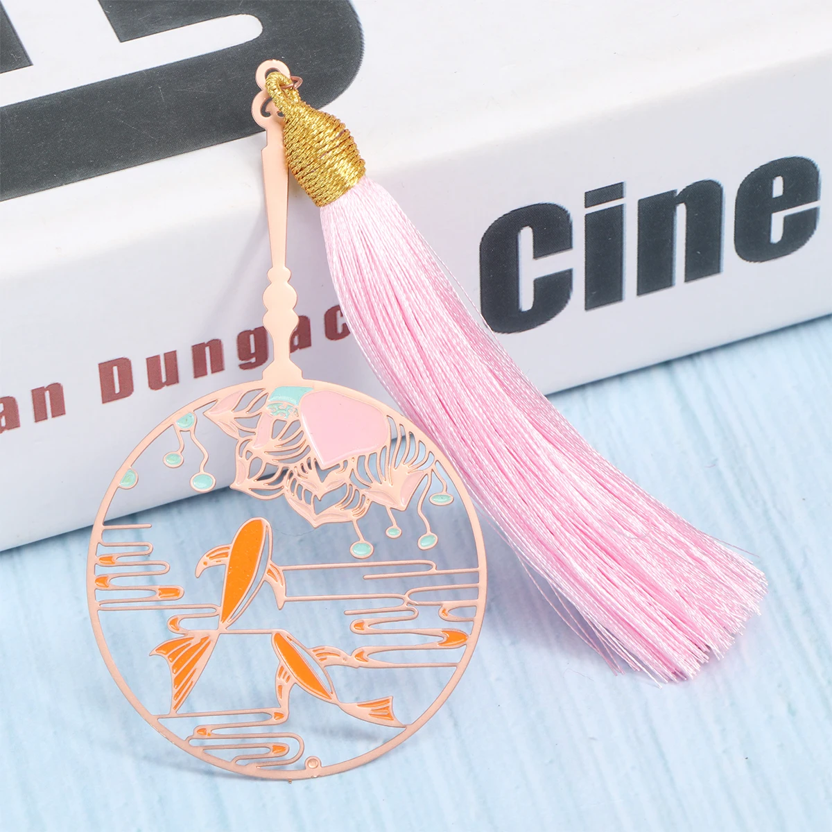 

Metal Bookmarks Copper Folding Fan Design Rose Gold Tassels Lightweight Magnetic Bookmarks Creative Gifts for Readers