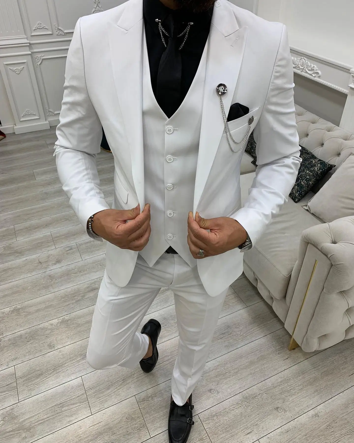 Nuevo diseño, traje ajustado para hombre, esmoquin azul con solapa de pico para novio, 3 uds. (Blazer + pantalón + chaleco), traje de boda hecho a