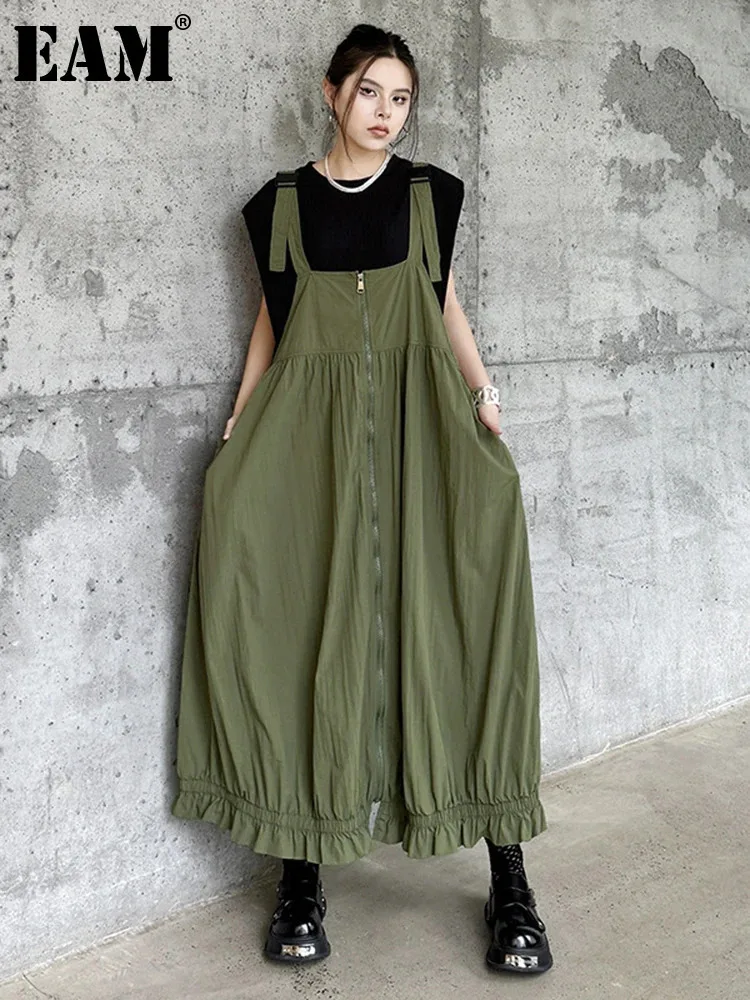 

[EAM] Women Green Pleated Pocket Big Size Strap Dress New Square Collar Sleeveless Fashion Tide Spring Autumn 2024 1DH6067