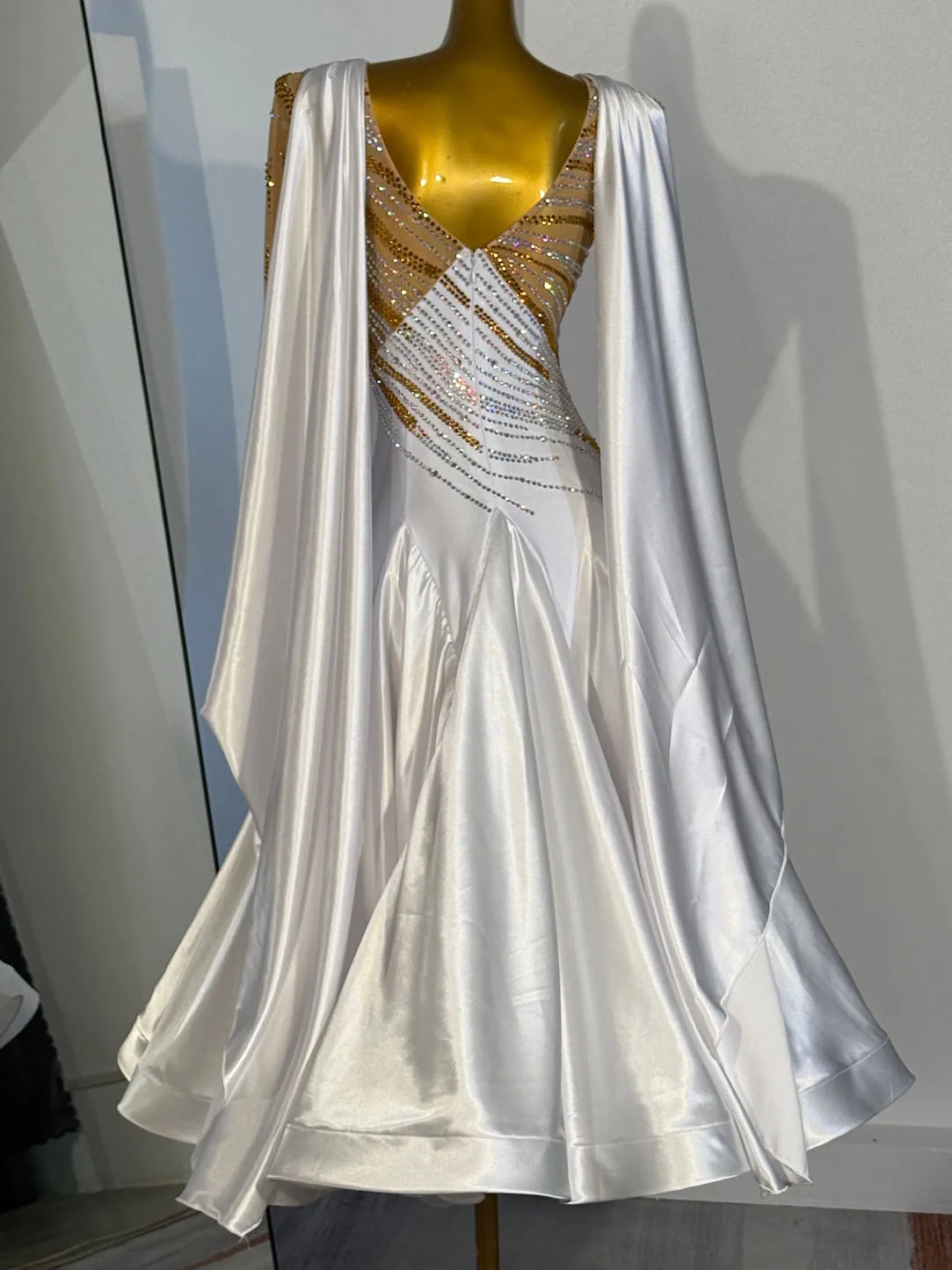 Op maat gemaakte moderne ballroomwedstrijdjurk op maat gemaakt voor podiumlijfje met strass steentjes en mesh rok