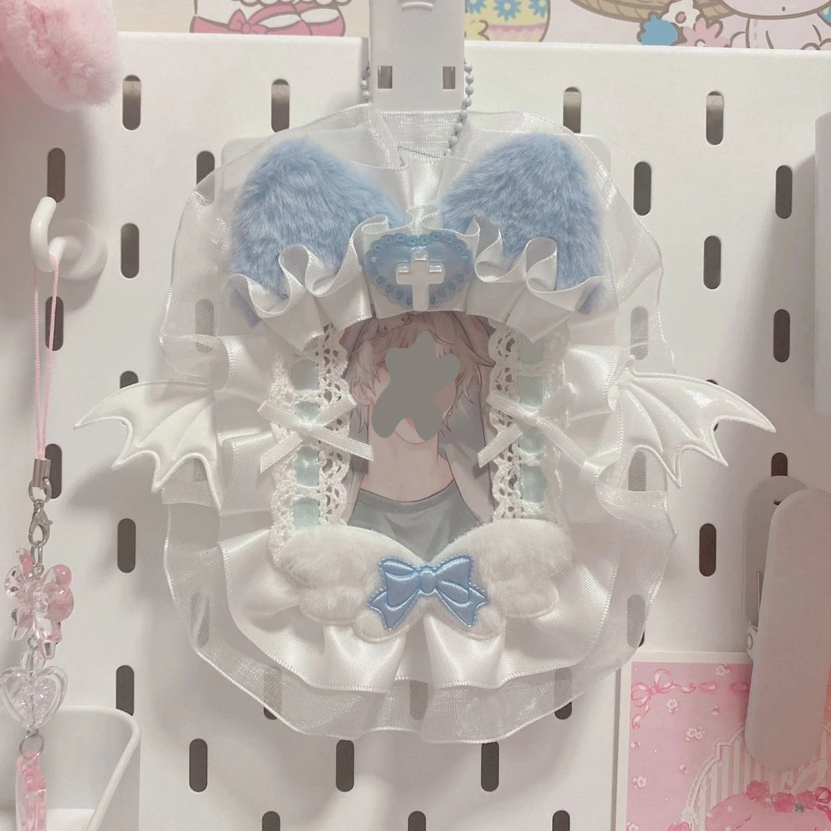Porta Tarjetas Polaroid de 3 Pulgadas con Diseño de Alas de Murciélago, Estilo Fresco y Adorable, con Cadena para Colgar en una Mochila, Accesorio Decorativo para Bolsos Ita, Porta Tarjetas Pequeño con Diseño de Anime y Dibujos Animados