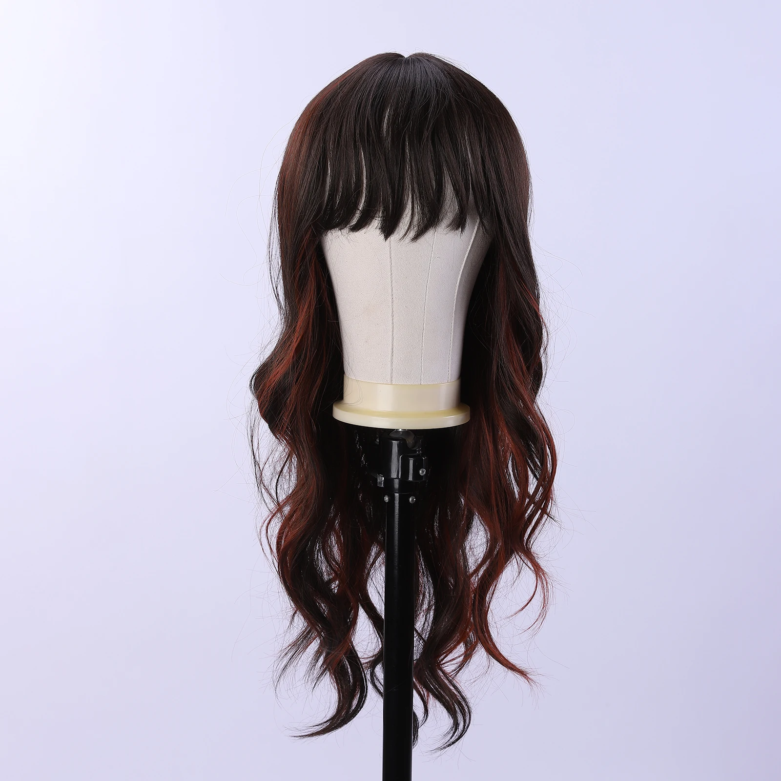 

1 женский парик, выполненный из термостойкого синтетического высокотемпературного волокна, с естественно объемным стилем.