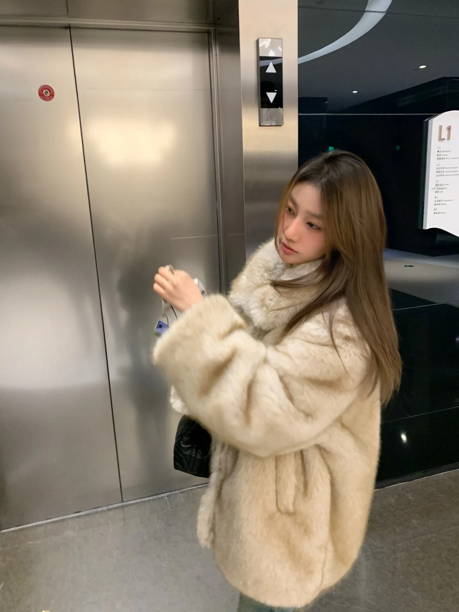 

Zzykk Manhattan: Двухцветная женская зимняя куртка из искусственного меха, теплая, пушистая, экологичная, из имитации кожи