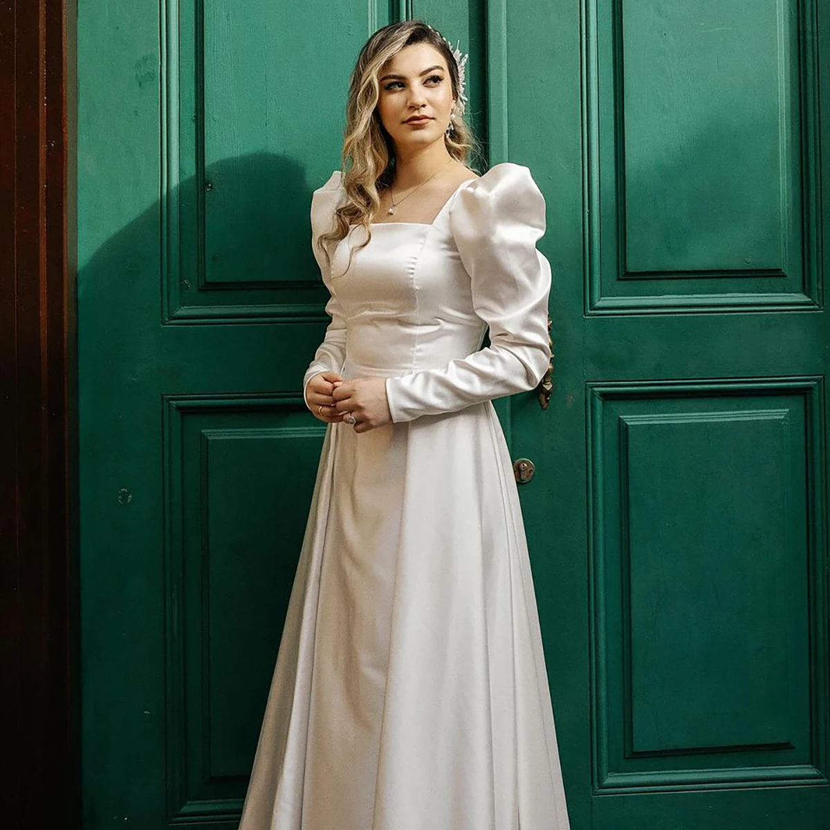 Robe de mariée en satin brillant à col carré et manches longues bouffantes, robe de patients simple et élégante, dos fermé, sur mesure, robe de mariée de ligne standard intégrée