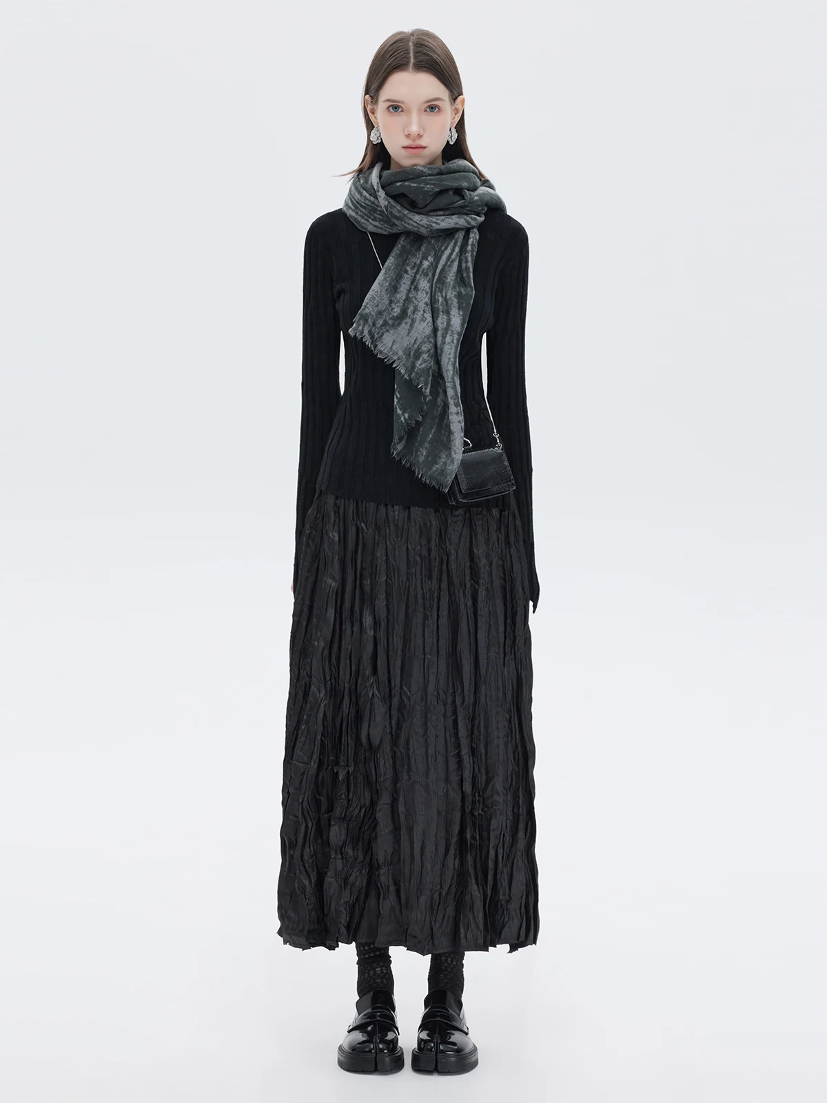 

Spring and Autumn New Women's Half Skirt, Fashionable Commuter High Waist Black A-line Folded Long Skirt