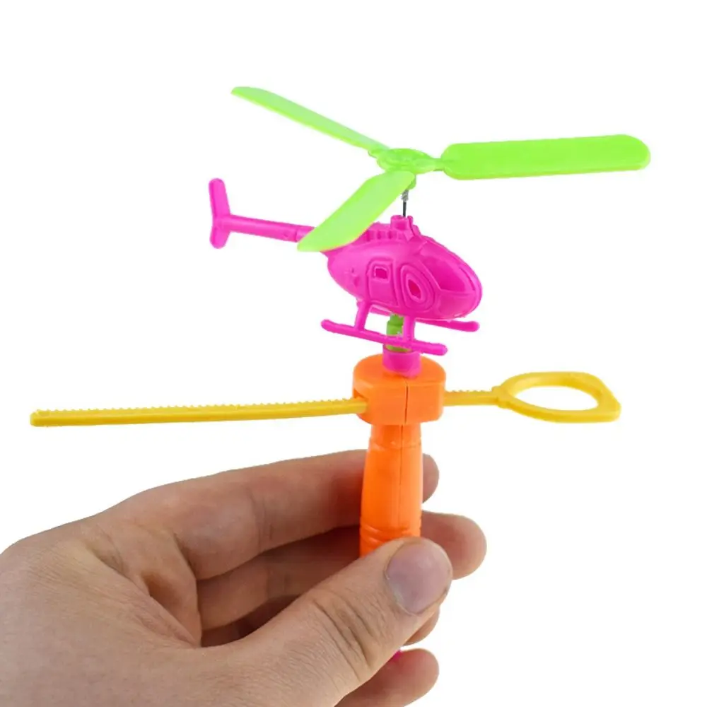 Kunststoff Pull Line Hubschrauber Spielzeug mit zusammengebautem Griff Outdoor Spiel Kordelzug Flugzeug mehrfarbige Mini Pull Line Flugzeug
