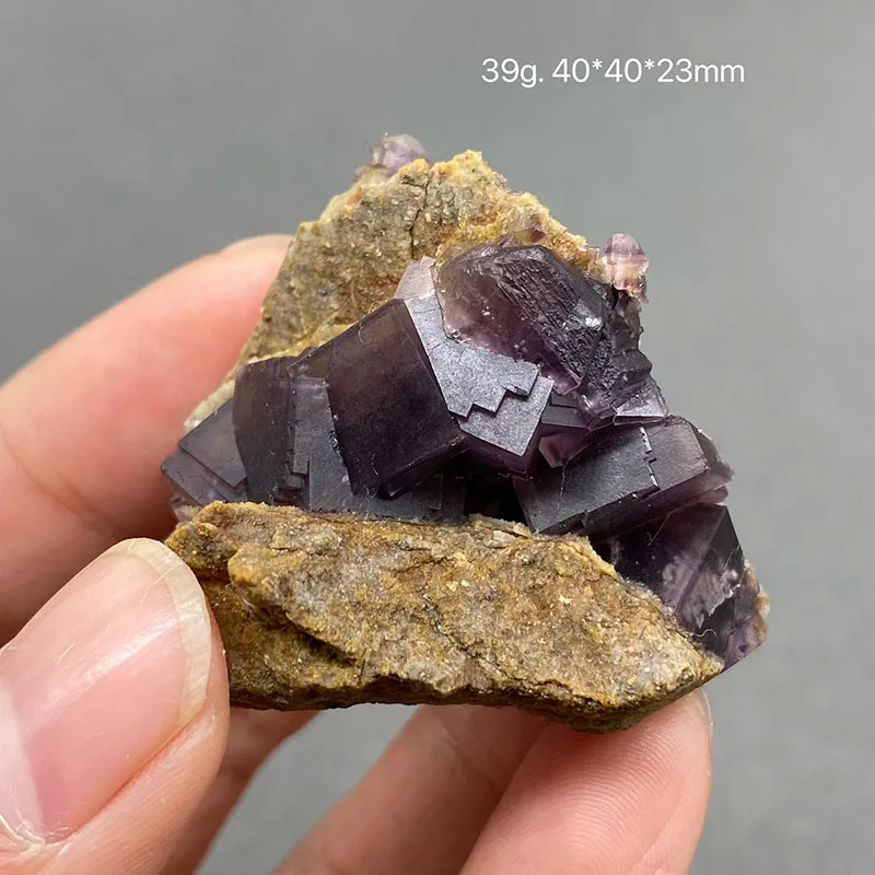 مجموعة عينات من الحجر الخام والكريستال والنافذة باللون الأرجواني الطبيعي بنسبة 100%