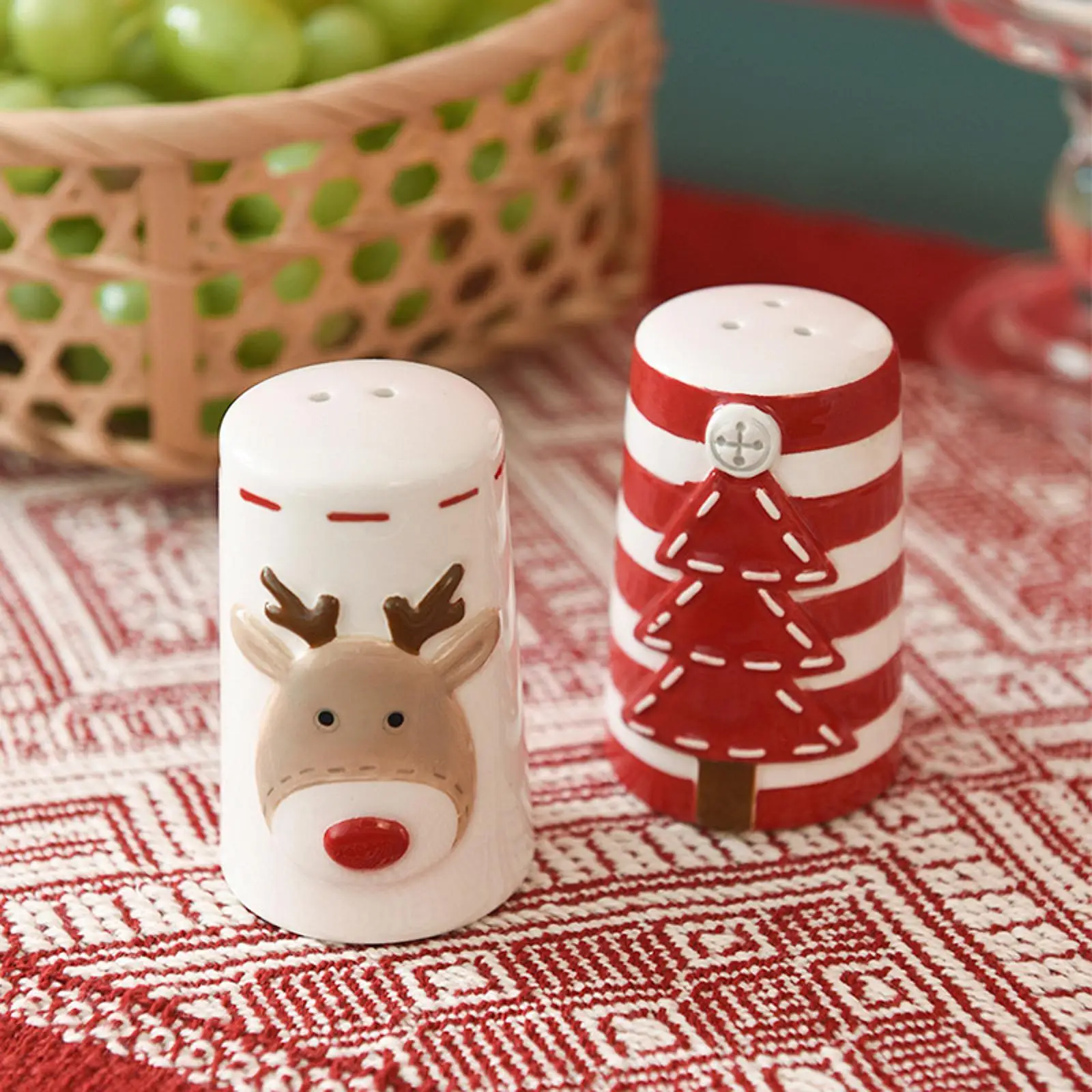 2 Pieces Christmas Salt and Pepper Shakers for Restaurant Housewarming Home