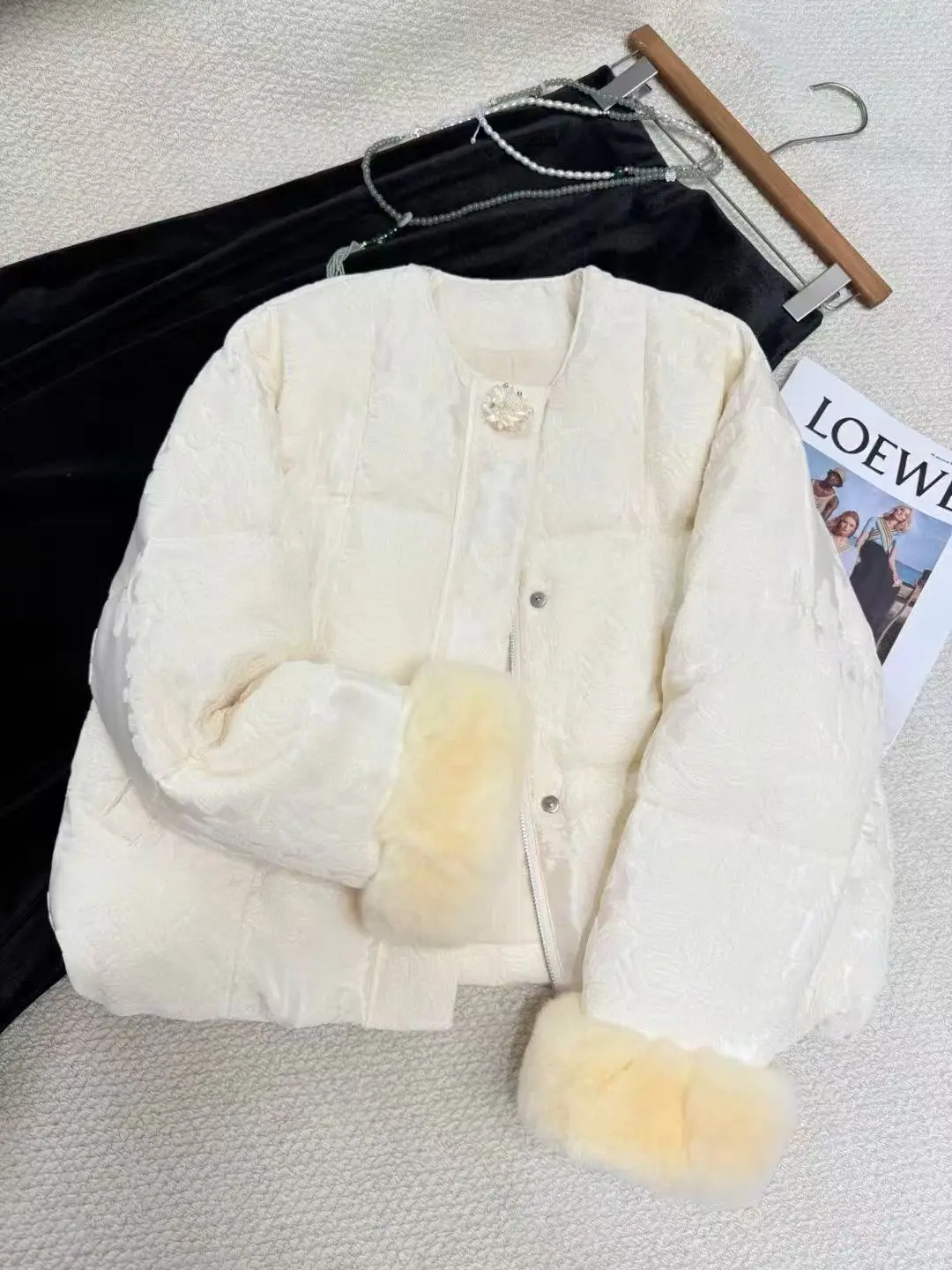 

New Chinese-style women's clothing for winter 2025 Fashionable white duck down jacket with beaded corsage and jacquard