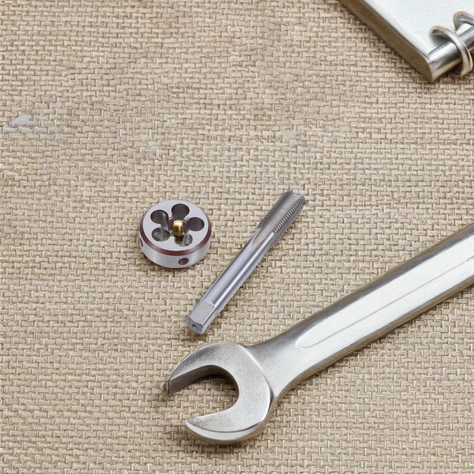 

1Set Metric Tap and Die Set High Speed Steel Precision M14x1.5 Right Hand Threading Tools for Industrial Metalworking and Home