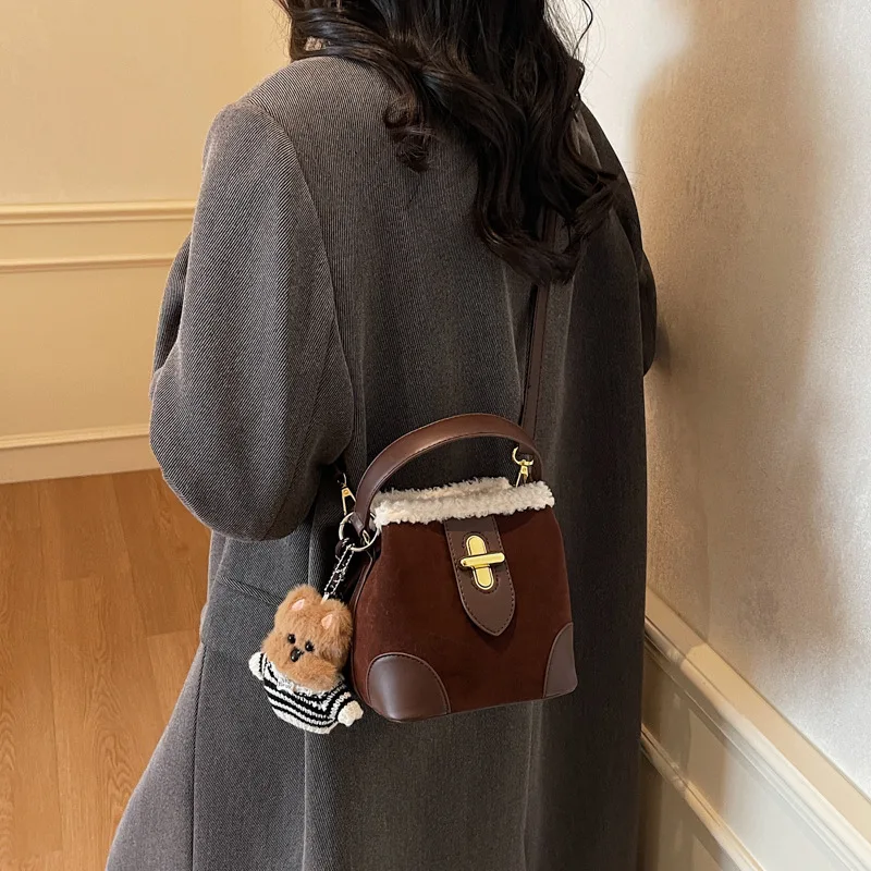

2026 New Fashion Casual Lamb Wool Plush Bucket Bag Retro Niche Mini Portable Matte Temperament Shoulder Messenger Bag