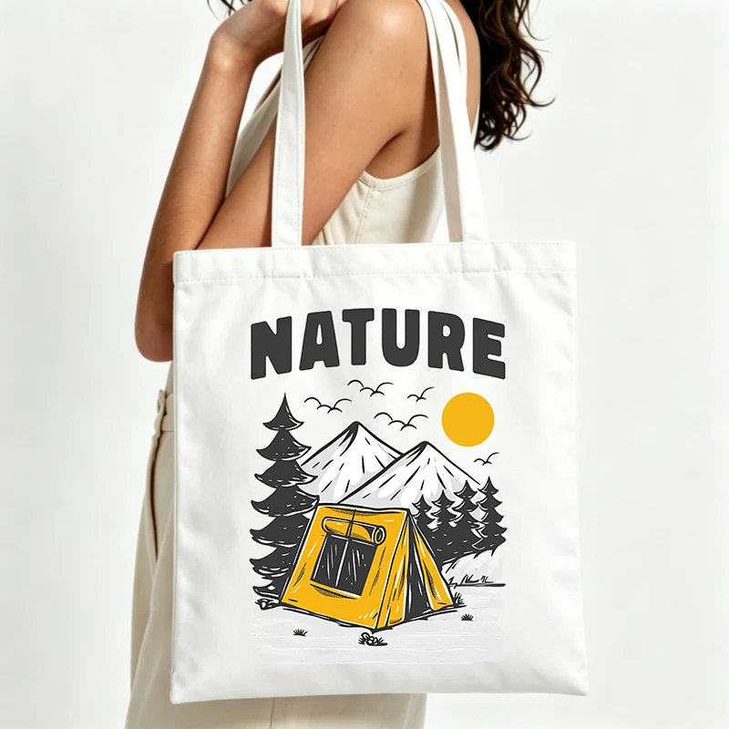 Sac fourre-tout en toile avec motif nature et camping, idéal pour les aventures en plein air et les sorties décontractées