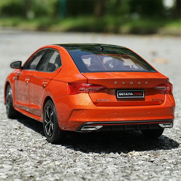 1/18 Alloy Skoda OCTAVIA PRO 2021 Metal Diecast Model Car Orange Blue Ornaments Display Boy Toys Gifts Collection