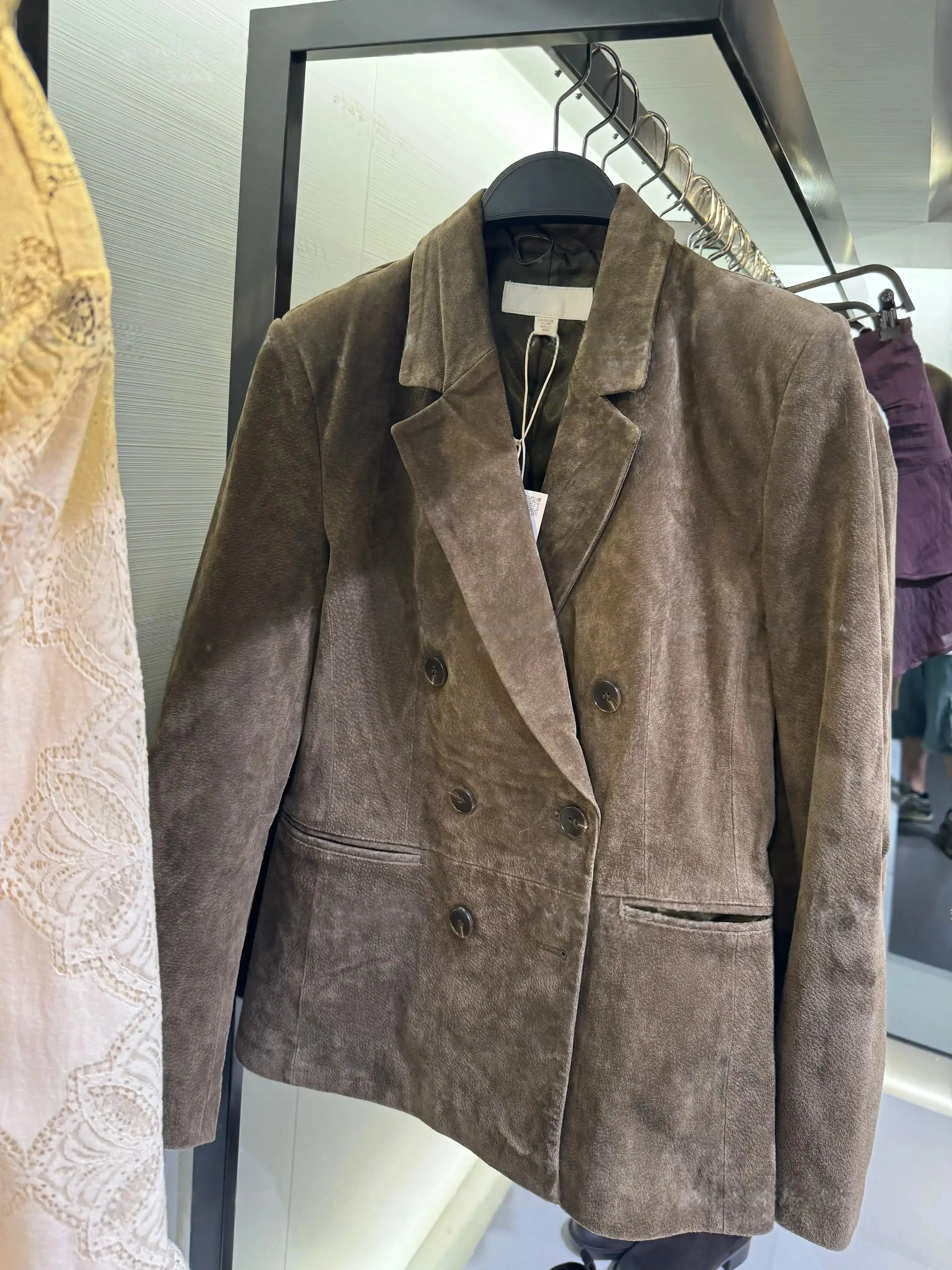 

2025 Winter New Women's Lapel Long Sleeve Leather Suit Jacket with Shoulder Pads Double-Lapel Button Decoration